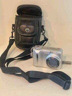 Kodak Digital Camera EasyShare 875 with case NOT WORKING parts only